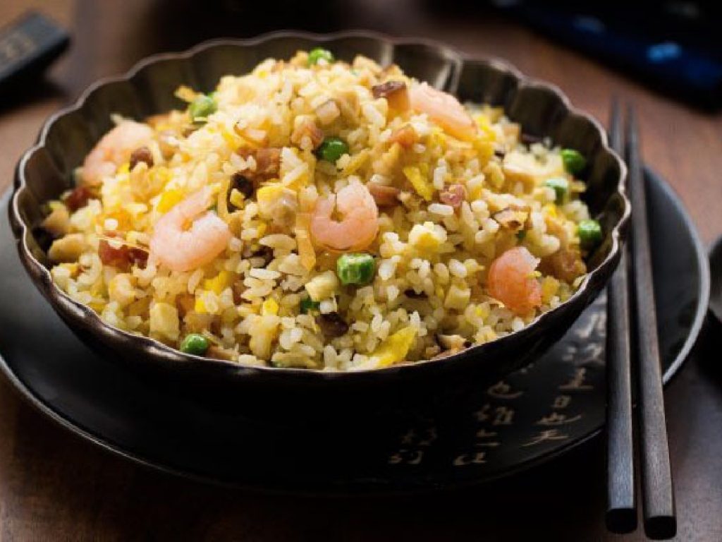 Gefrituurde rijst met garnalen uit Yangzhou afgebeeld.