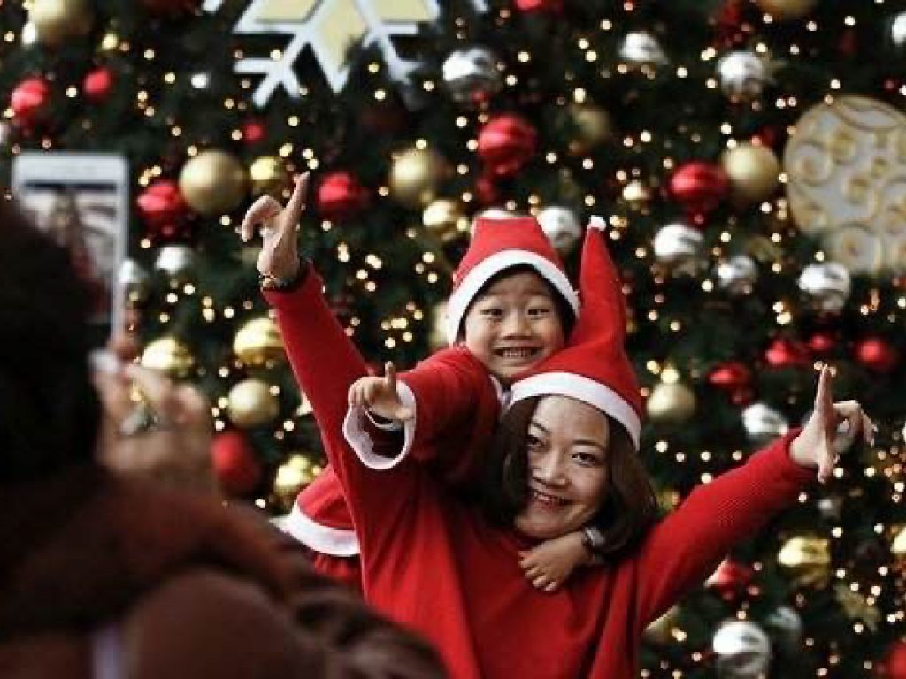 Kind en moeder vieren kerstmis in China