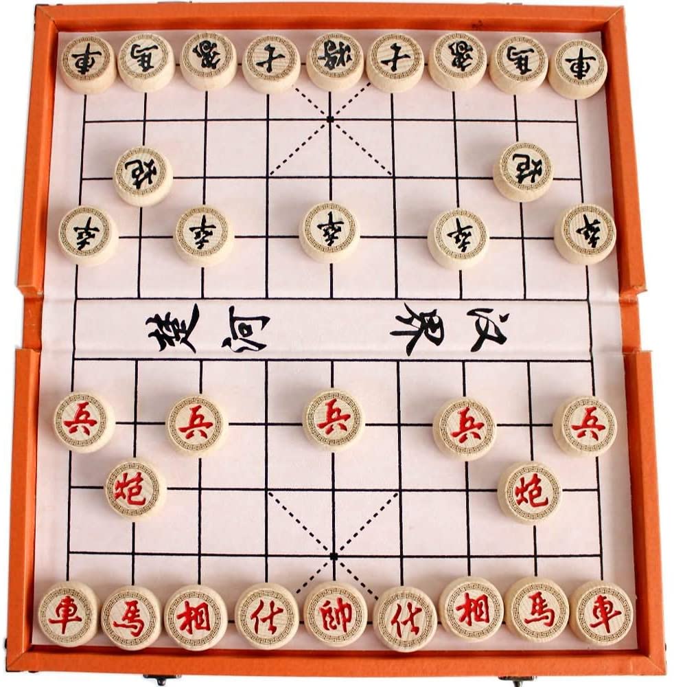 Chinees schaak wordt gespeeld op het Chinese schaakbord.