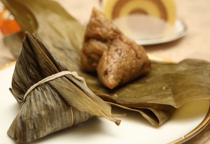 Het traditionele Chinese gericht zongzi wordt gegeten tijdens het drakenboot festival