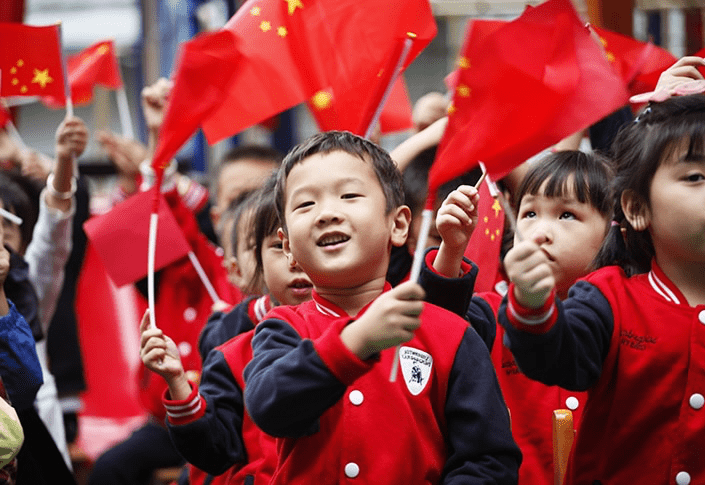 Chinese feestdagen: Nationale feestdag: Kinderen vieren de verjaardag van de Volksrepubliek China.