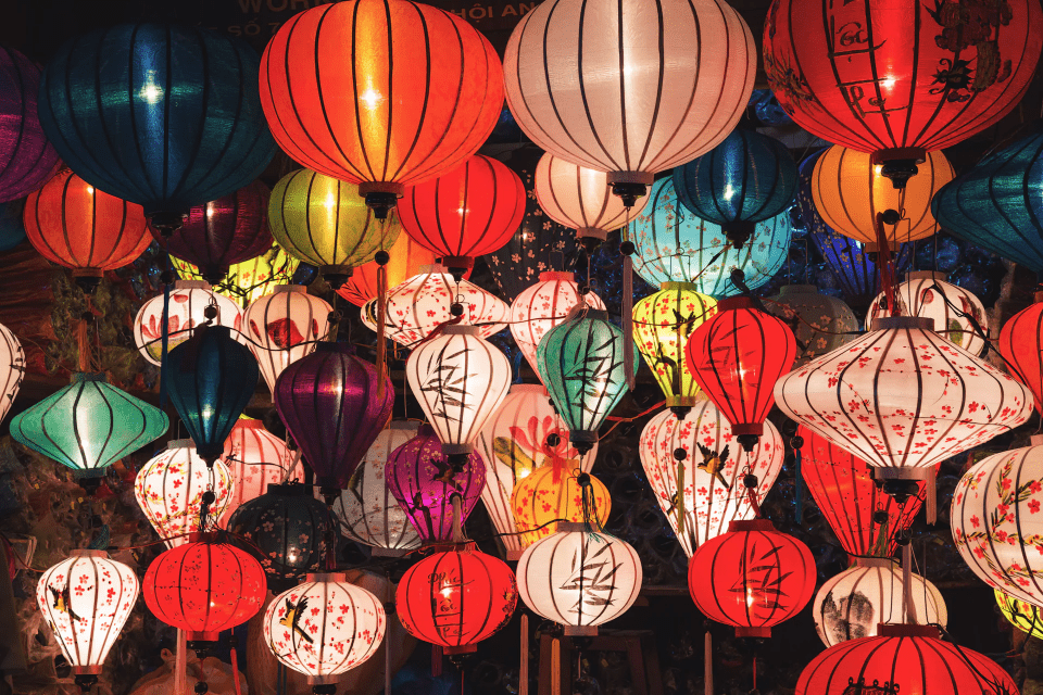 Prachtige lantaarns in verschillende kleuren en maten zijn te zien bij het lantaarnfestival 灯节/ dēng jié
