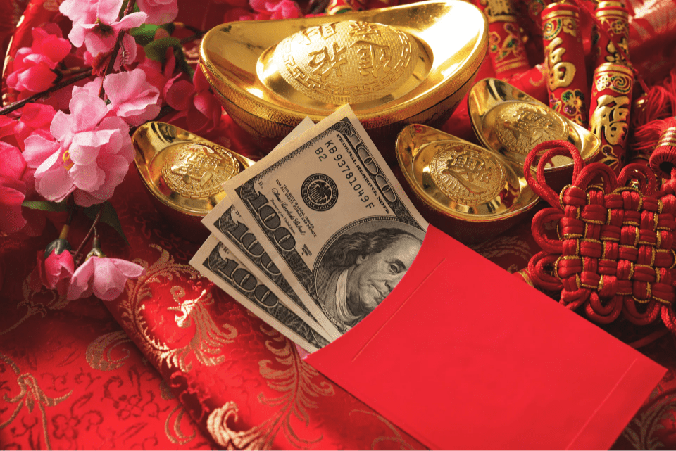 Chinese rode enveloppen (hongbao) worden uitgedeeld met Chinees Nieuwjaar. Met Yuan of dollars.
